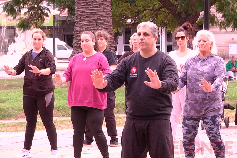 Clase abierta en la Plaza 1&ordm; de Mayo de Paran&aacute; (foto Elonce)