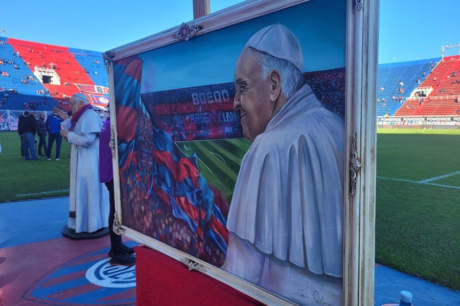 La estatua en la previa del partido. Foto: Infobae
