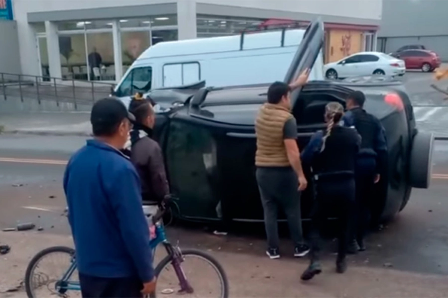 Choque y vuelco en Paran&aacute;- Foto: Mauricio Antematten