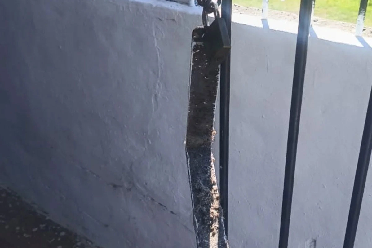 Así quedó la puerta forzada. Así quedó la puerta forzada.