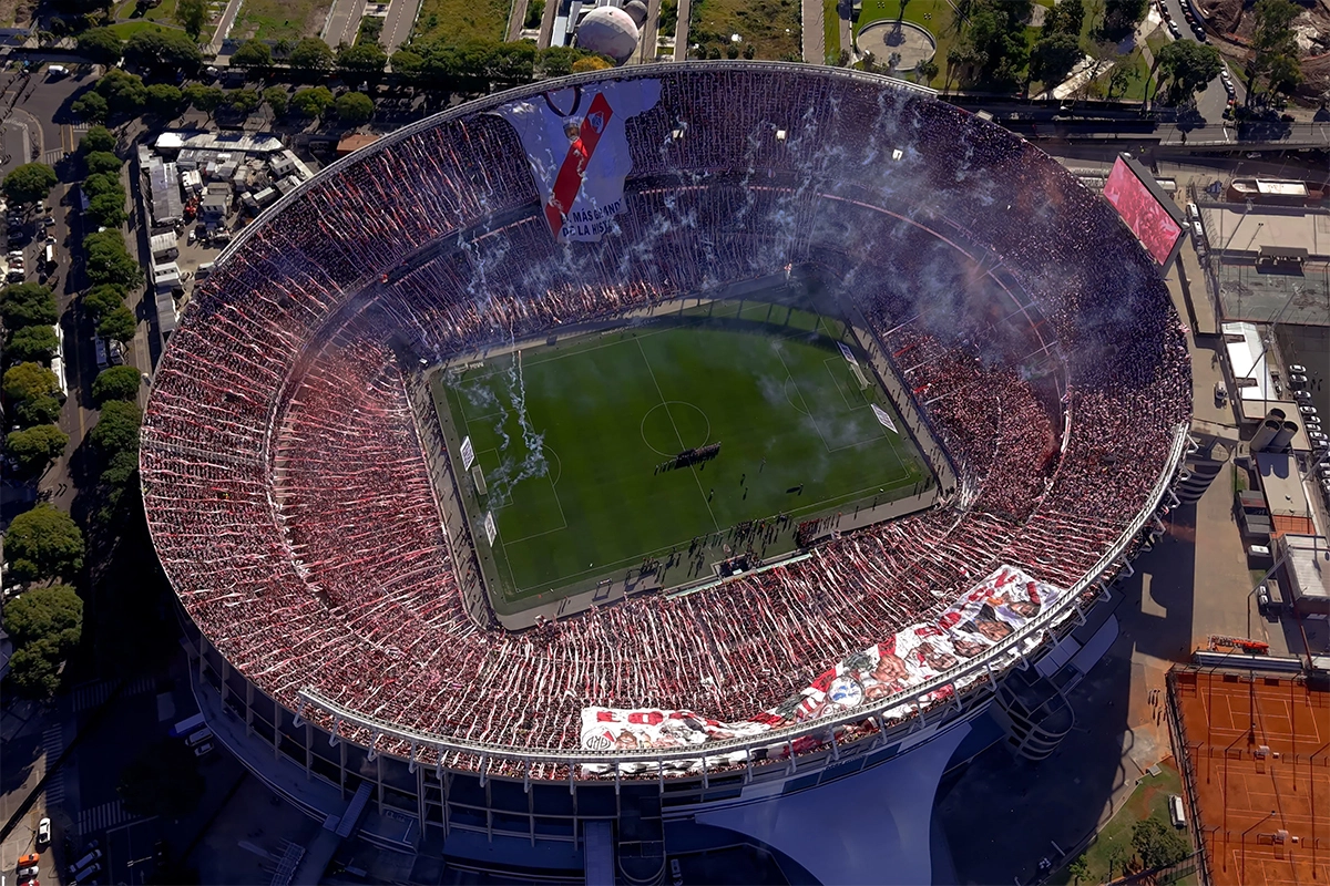 Impresionante recibimiento de los hinchas de River. Impresionante recibimiento de los hinchas de River.