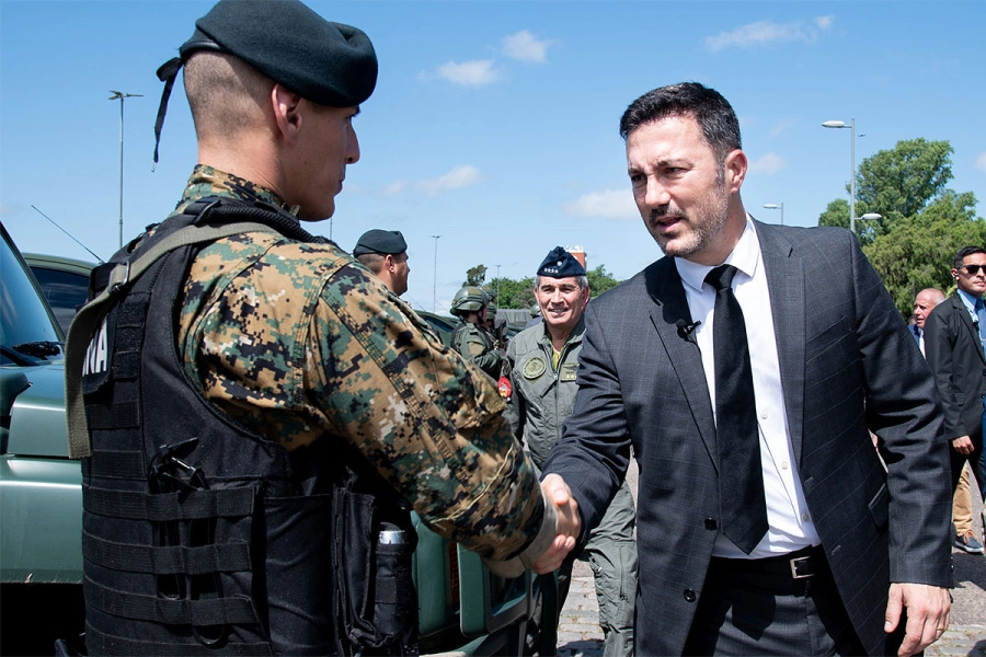 Petri con Fuerzas Armadas. Gobierno Nacional