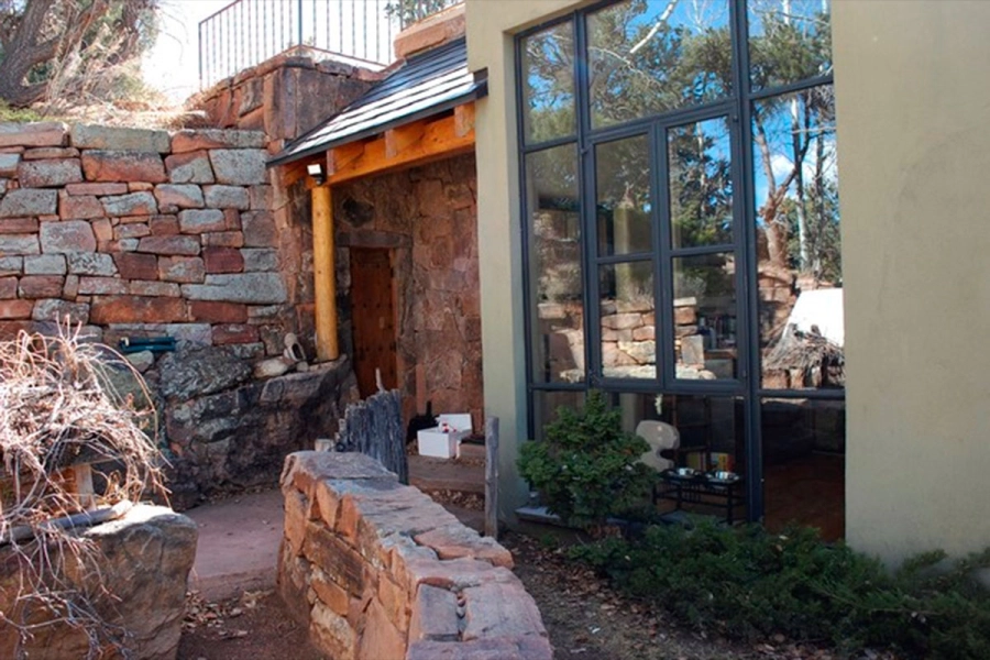La entrada de la casa de la pareja Hackman. Allí se habían refugiado y no salían nunca. Foto: Santa Fe County Sheriff's.