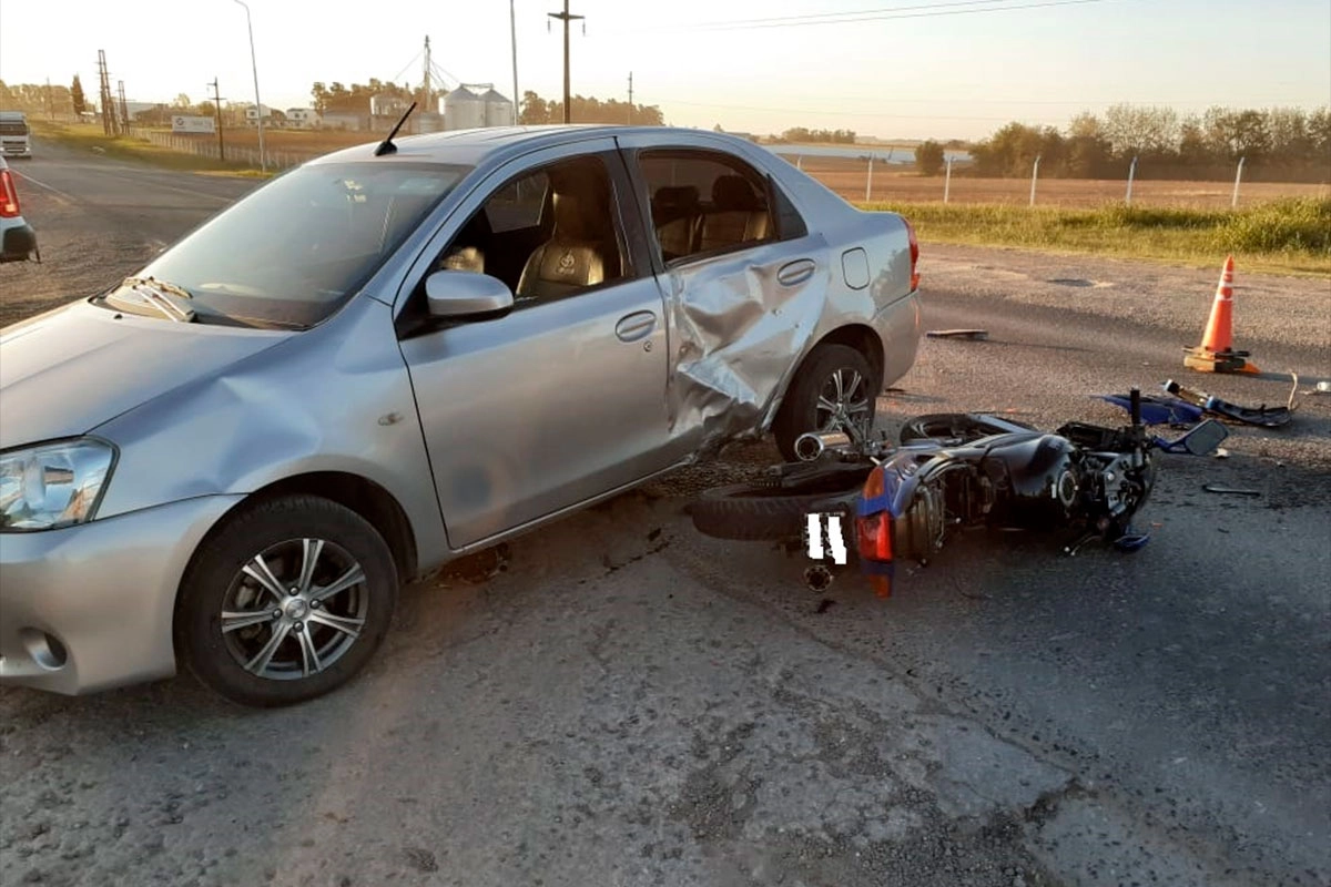 Choque entre moto y auto. Choque entre moto y auto.