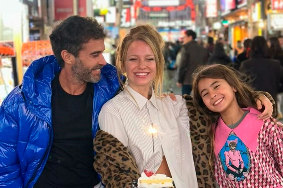 Nicolás Cabré, Rocío Pardo y Rufina Cabré, sonrientes en Tokio. Foto: Instagram.
