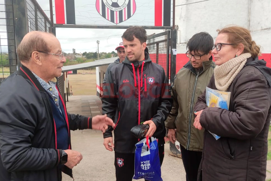 El momento en el que Cabrera hace entrega de los botines al club (foto archivo Elonce)