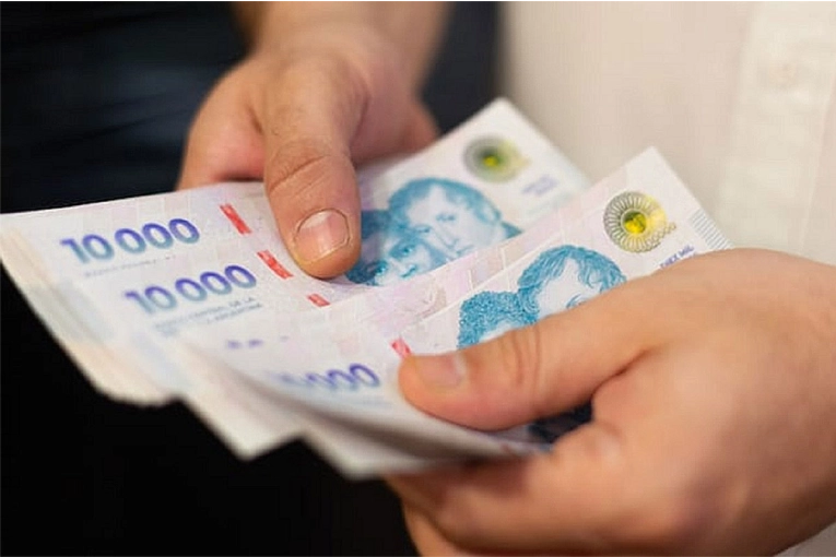 Fijaron el nuevo monto del salario mínimo, con subas escalonadas hasta agosto