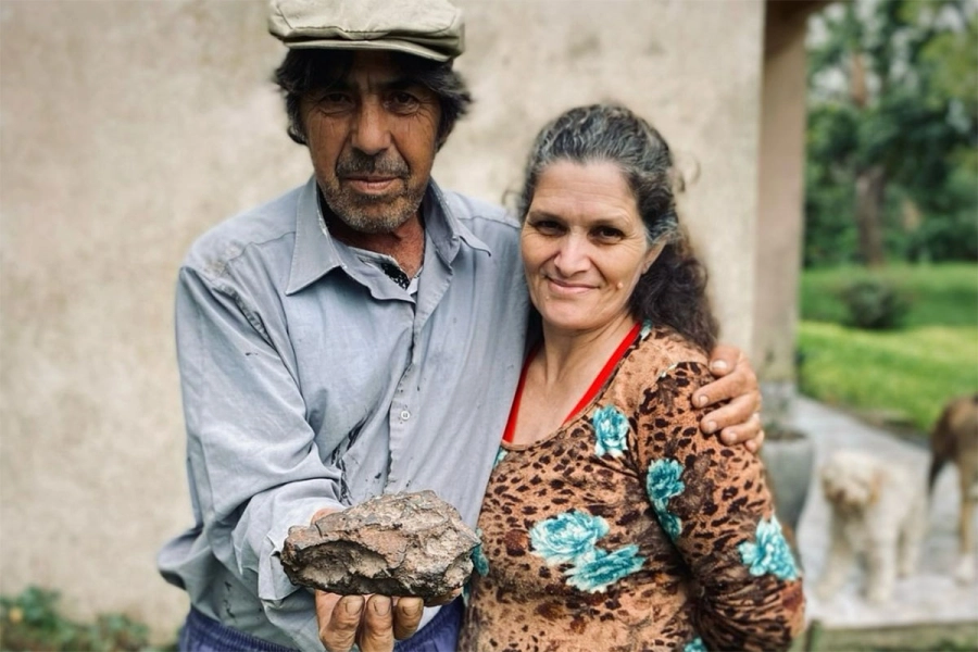 Eliseo y su mujer con el meteorito