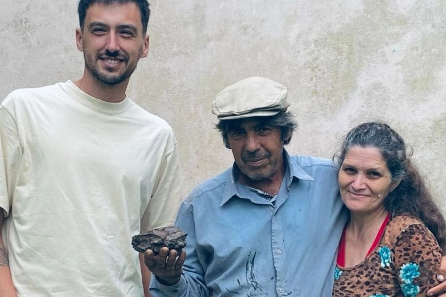 Eliseo Retamar y Sandra Arias donaron meteorito. Museo de Ciencias Naturales y Arqueolog&iacute;a de Gualeguaych&uacute;.