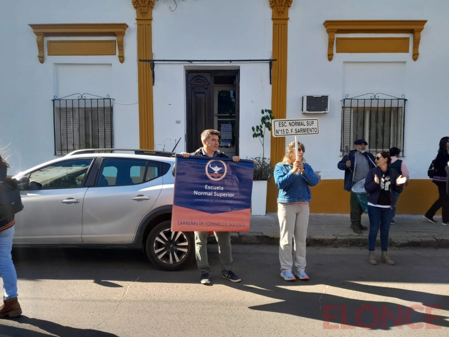 Reclaman mejoras edilicias en la Escuela Normal de Concordia por el mal estado de ba&ntilde;os y problemas de infraestructura (foto Elonce)