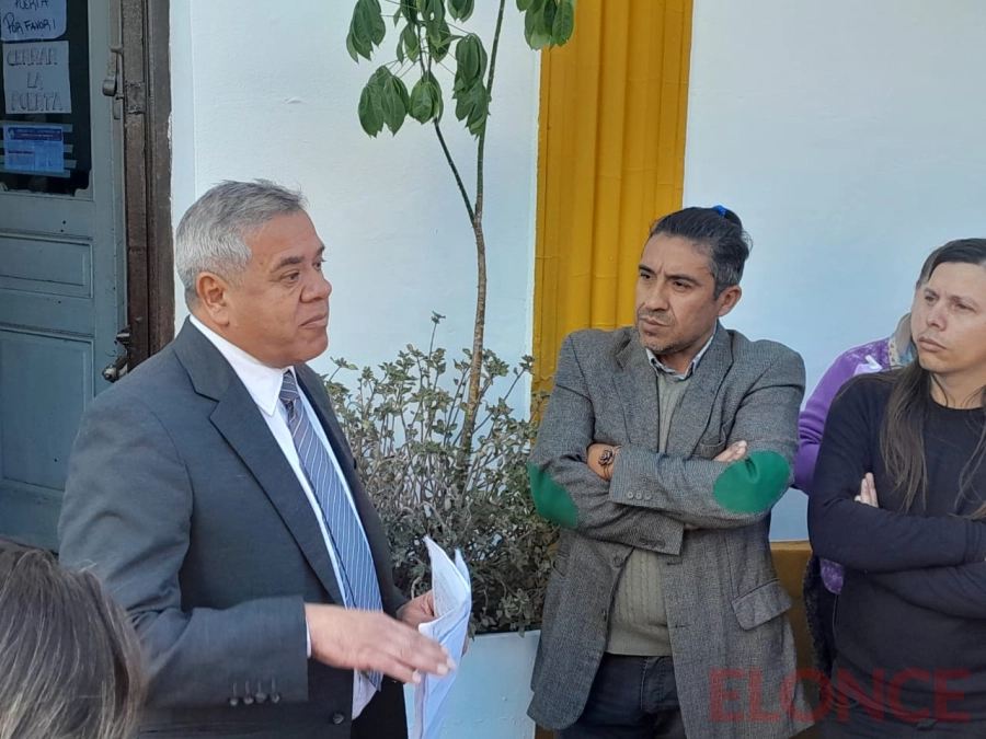Presentaron un petitorio al director de la Departamental de Escuelas de Concordia, Julio Barrios (foto Elonce)