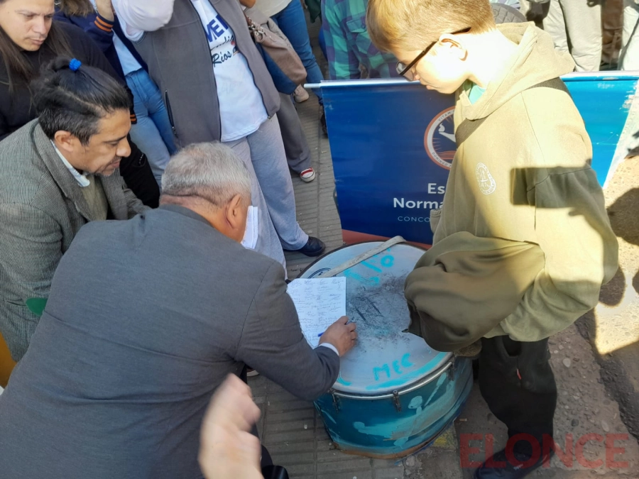 Presentaron un petitorio al director de la Departamental de Escuelas de Concordia, Julio Barrios (foto Elonce)