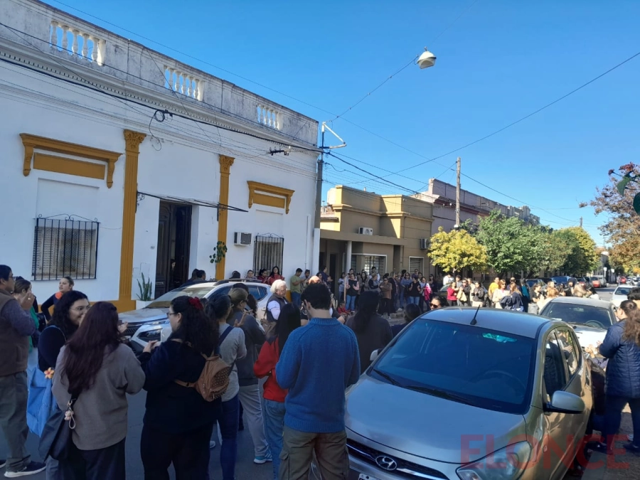 Movilizaci&oacute;n de la comunidad educativa de la Escuela Normal de Concordia (foto Elonce)