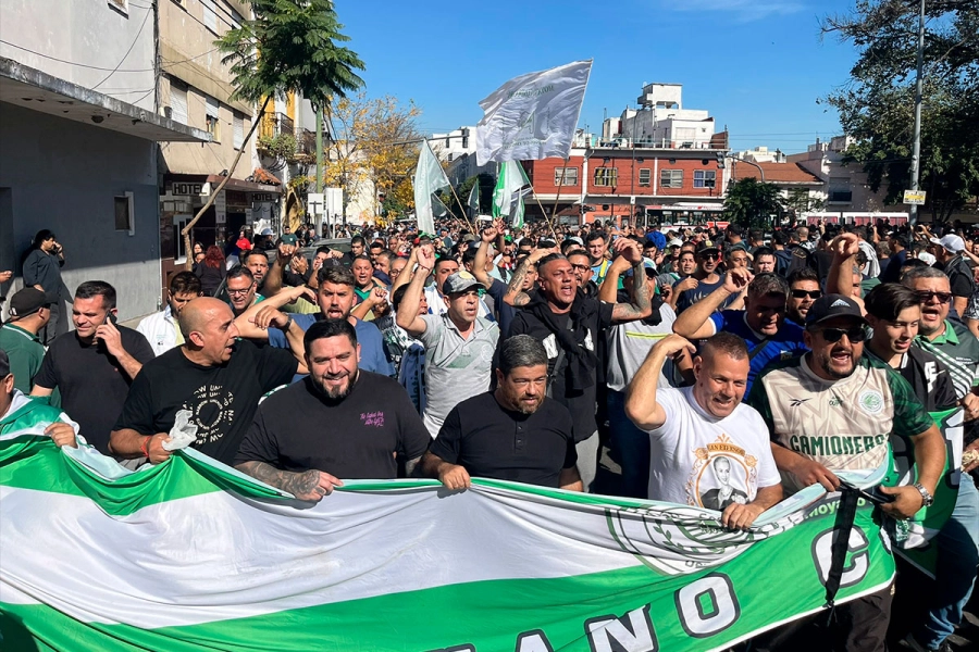 Camioneros marchan con la CGT.