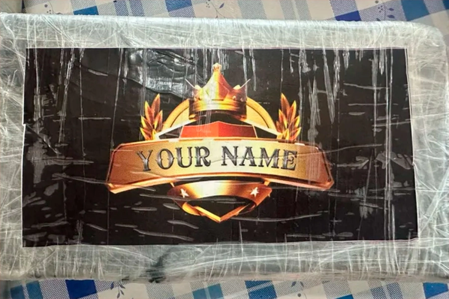 "Your name". Los ladrillos llevaban ese nombre y sello de una corona.