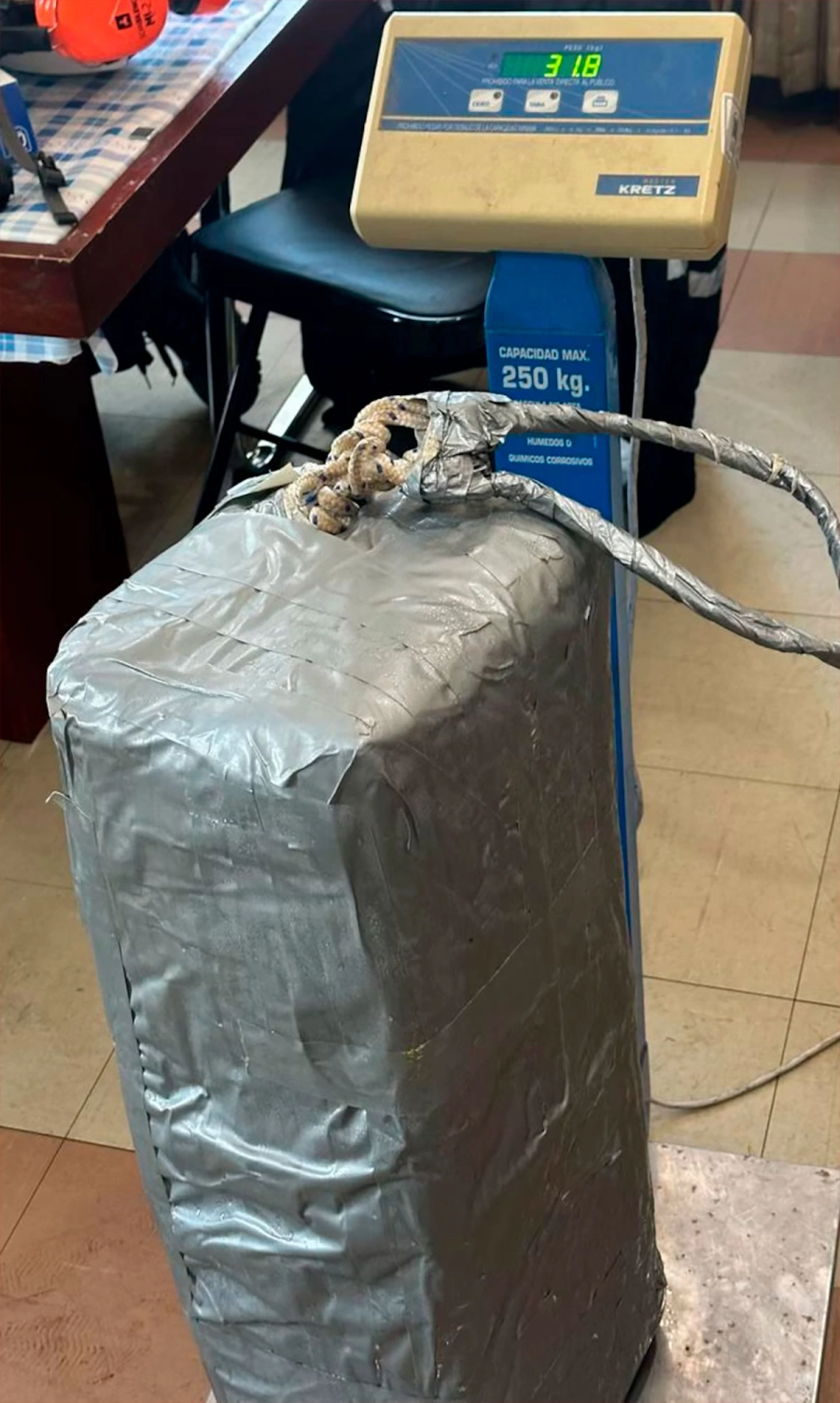 Uno de los paquetes que contenía la cocaína pesaba 31,8 kilos.