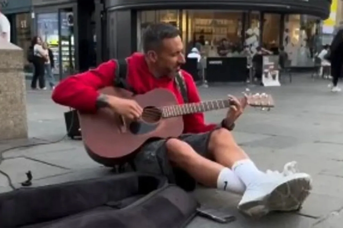 Jonás Gutiérrez tocó en la calle. Jonás Gutiérrez tocó en la calle.