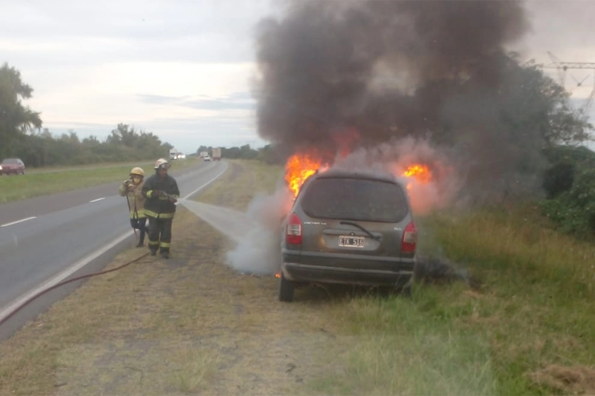 Bomberos intervinieron para apagar el fuego Bomberos intervinieron para apagar el fuego