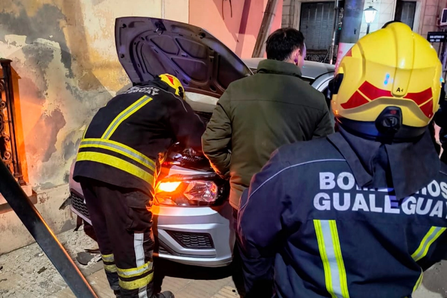Accidente en esquina de Gualeguay (foto Bomberos Voluntarios de Gualeguay)