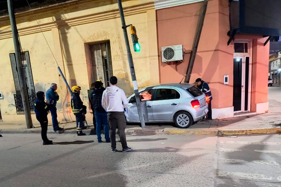 Accidente en esquina de Gualeguay (foto Bomberos Voluntarios de Gualeguay)