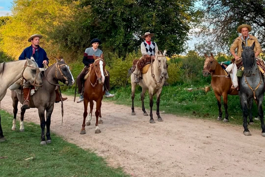 Dos hermanos partieron desde Rosario del Tala rumbo a Salta (foto Facebook A Lomo de Caballo)