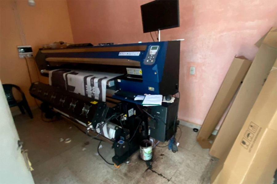 Secuestraron 25 m&aacute;quinas utilizadas para corte, costura, bordado, sublimado y ploteo de las prendas (foto Gendarmer&iacute;a Nacional)