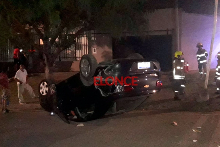 Hospitalizaron a conductor que volcó su auto en Paraná cuando salía de su cochera