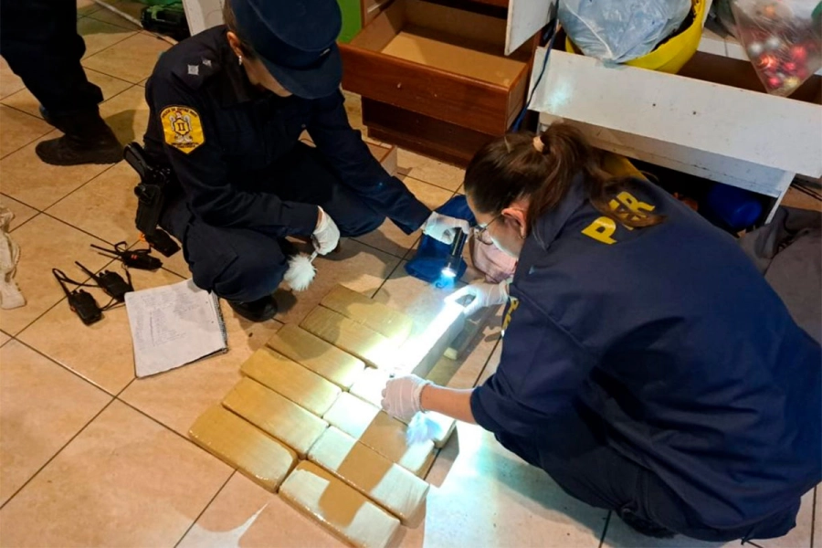 Hay dos detenidos y entre los presentes se identificó a un funcionario del CGE (foto Concordia Policiales)