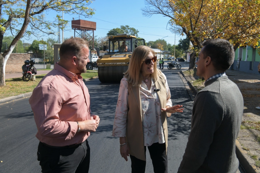 Romero recorri&oacute; la repavimentaci&oacute;n en calle Maip&uacute; (foto Municipalidad de Paran&aacute;)