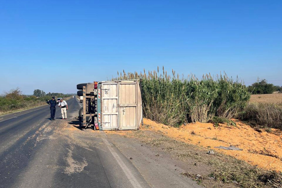 El camión que volcó en Nogoyá. Foto: Del Éxodo Nogoyá