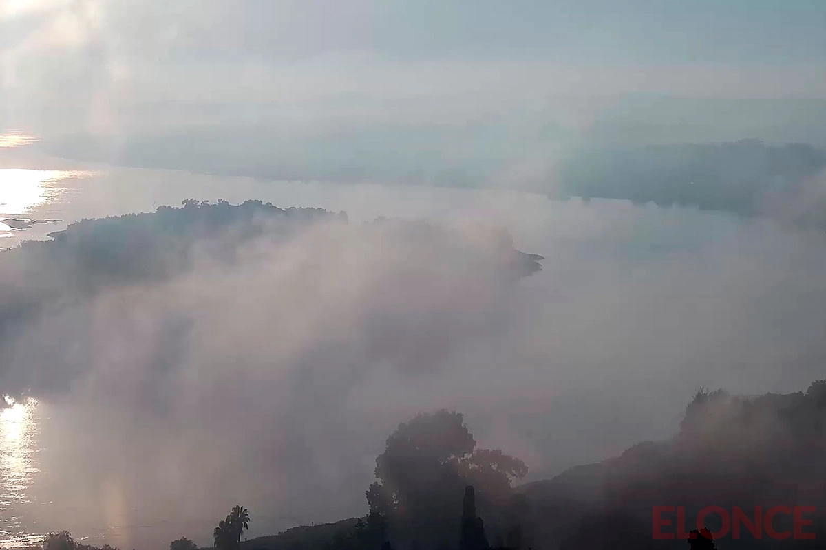 Imágenes de la niebla sobre el río Paraná