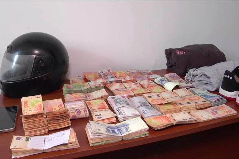 Identificaron a sospechoso por asalto a financiera de Paraná: secuestraron dinero y una moto