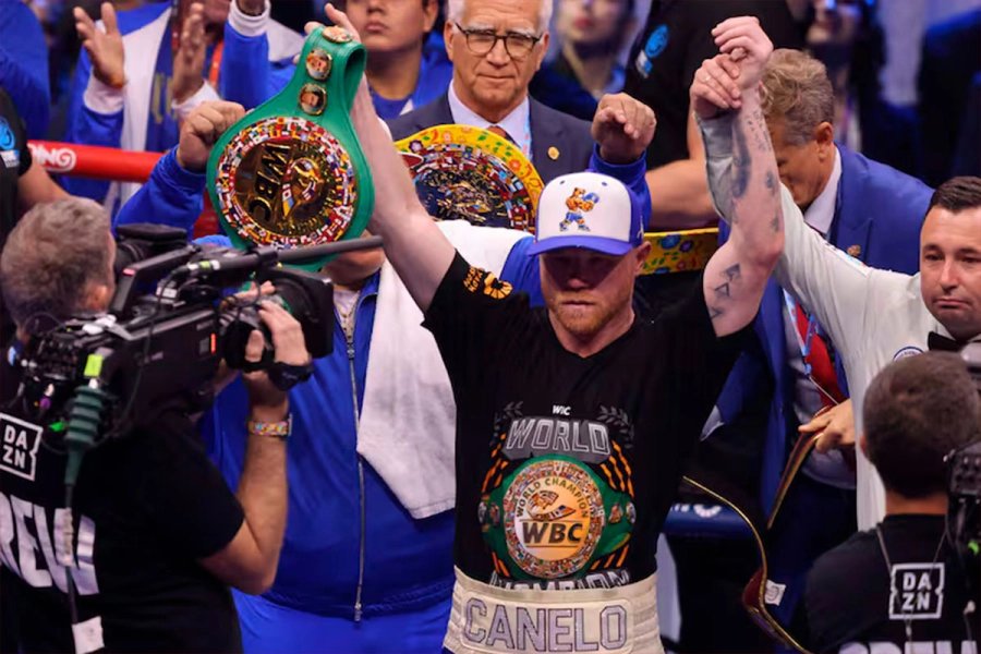 Canelo Álvarez celebra después de ganar su combate contra William Scull. (AFP)