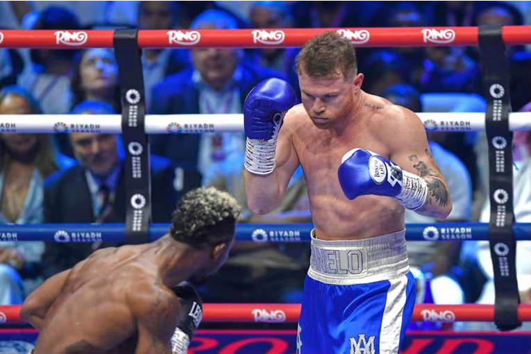 Deslucido triunfo de Canelo Álvarez ante Scull: logró la unificación del título de los supermedianos
