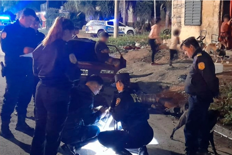 Dos grupos se enfrentaron en la calle y un sujeto que disparó con un arma casera fue detenido