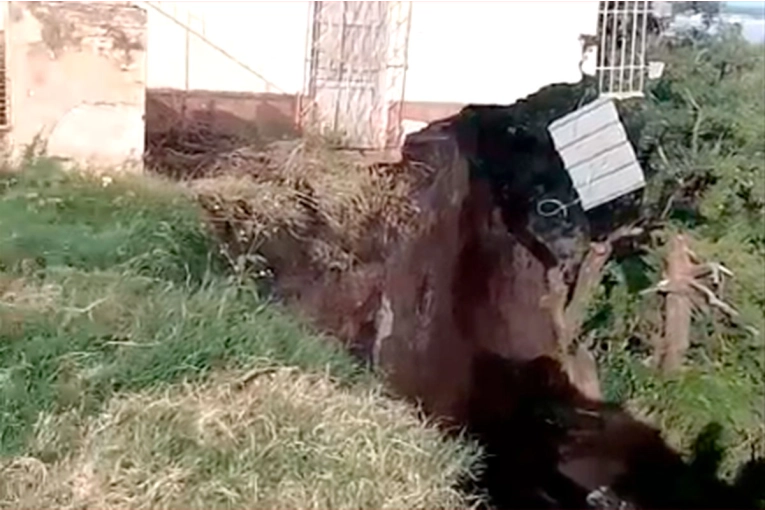 Una casa está a punto de derrumbarse por nuevo desbarrancamiento en Diamante: video