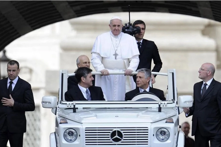 El último gesto de Francisco: donó su papamóvil para asistir a niños en Gaza