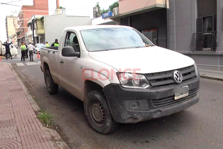 Conductor sin carnet ni seguro desencadenó caída de motociclista en Paraná (foto Elonce)