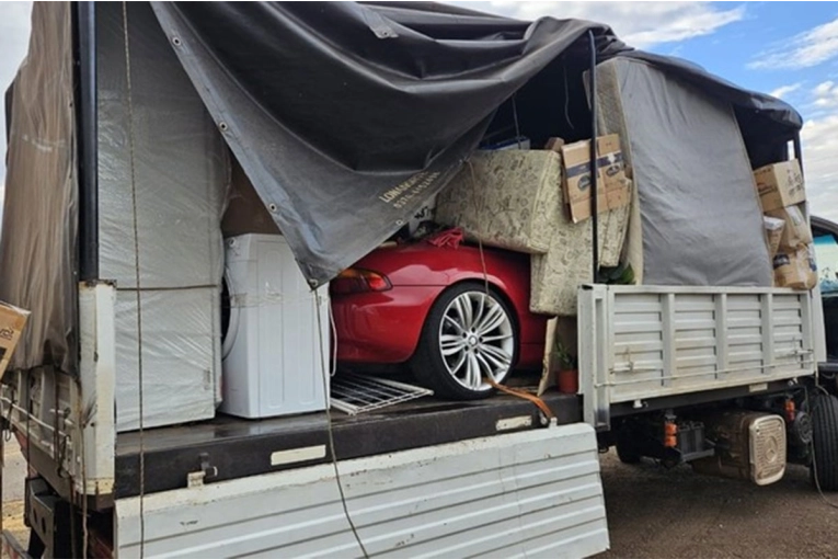 Un auto valuado en 96 millones de pesos iba oculto entre una mudanza en la Ruta 14