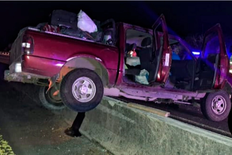 Una camioneta quedó montada sobre cantero de ruta 14: conductor adujo que otro lo encerró
