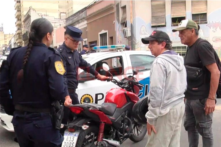 Conductor, sin carnet ni seguro, desencadenó caída de motociclista en Paraná