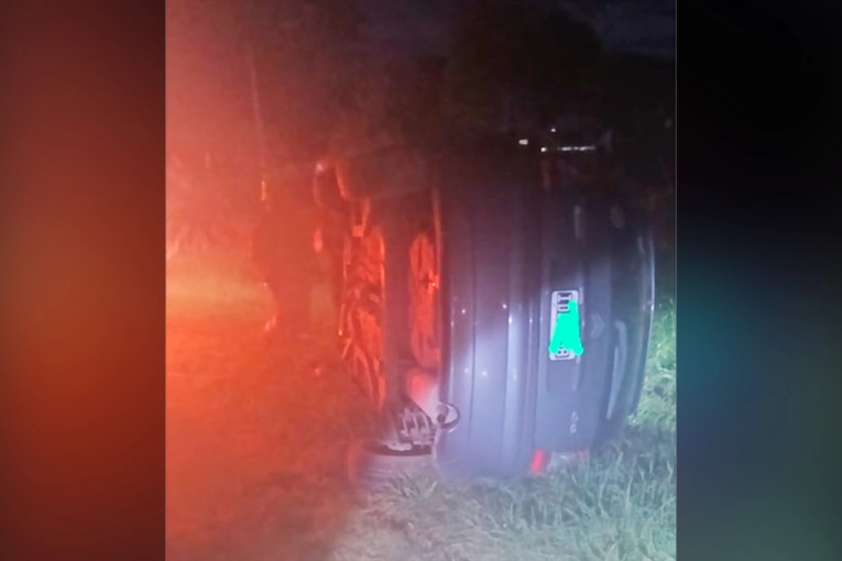 Una mujer volcó con su auto y logró salir para sofocar las llamas