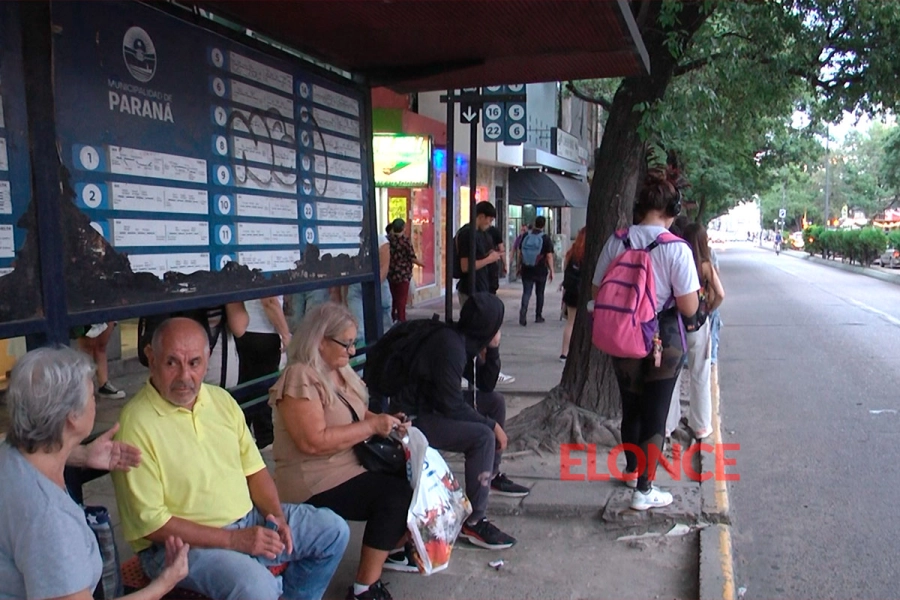 Una de las paradas c&eacute;ntricas en calle 25 de Mayo (foto Elonce)