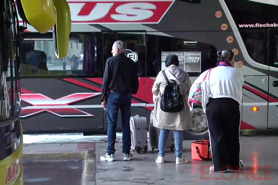 Micros de larga distancia operan con normalidad pese al paro, pero sigue cortado el servicio Paraná-Santa Fe (foto Elonce)