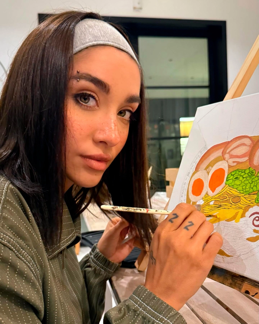 María Becerra pintando. Instagram