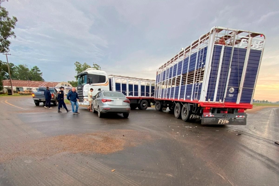 Accidente en el acceso a Villahuay (foto Polic&iacute;a de Entre R&iacute;os)
