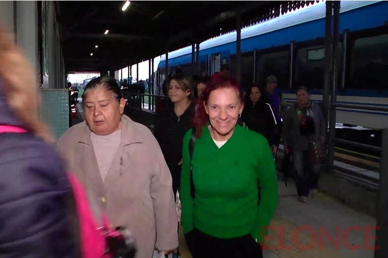 Sin colectivos en Paraná: más pasajeros eligieron el tren, pese al mal tiempo