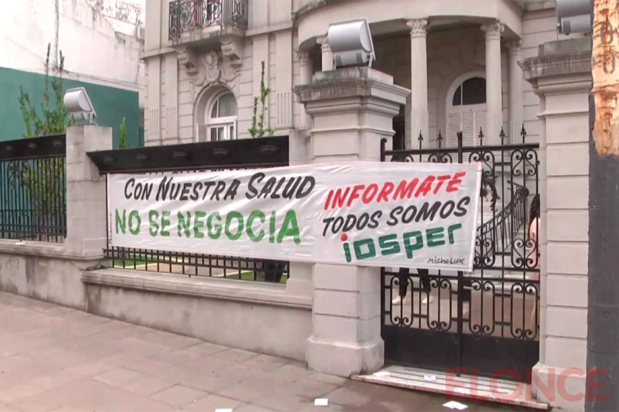 Tras una asamblea, trabajadores del Iosper marcharon a Casa de Gobierno