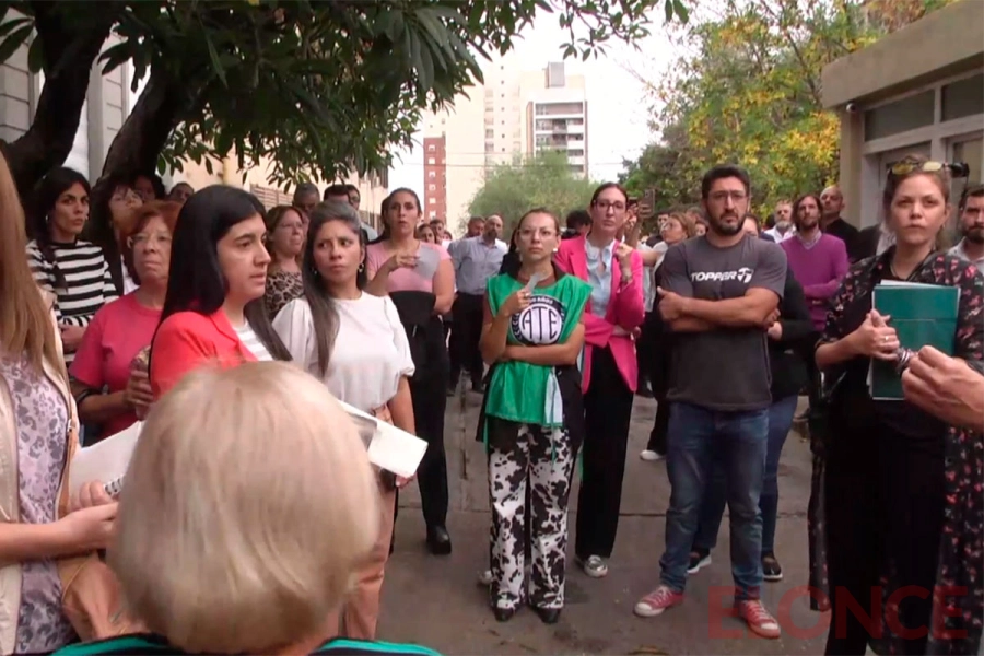 Tras una asamblea, trabajadores del Iosper marcharon a Casa de Gobierno