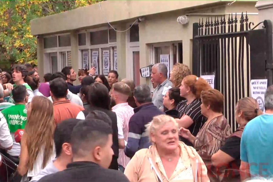 Tras una asamblea, trabajadores del Iosper marcharon a Casa de Gobierno